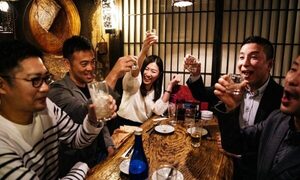 La inusual campaña en Japón para animar a los jóvenes a beber más alcohol