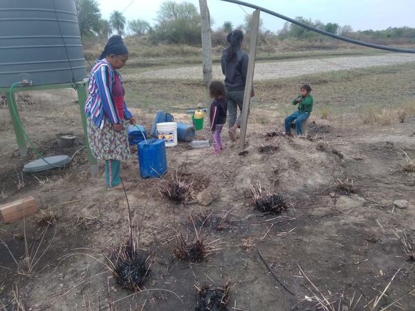 Los maskoy logran extraer agua de un pozo rudimentario en Puerto Casado - Noticias del Chaco - ABC Color