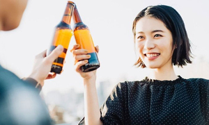 Japón lanzó una campaña inédita para que los jóvenes tomen más alcohol - OviedoPress