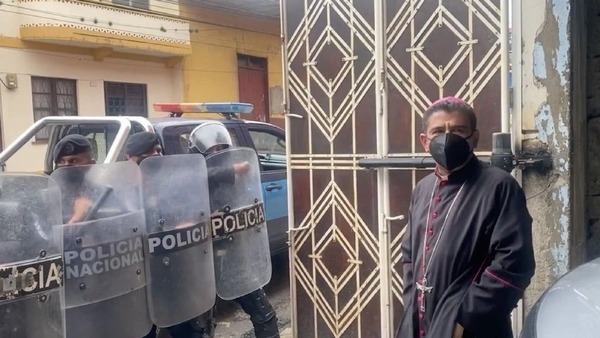 Policía de Nicaragua asaltó sede episcopal y arrestó al obispo Rolando Álvarez