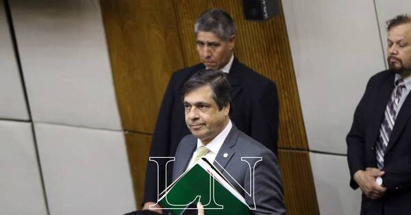 La Nación / Reclamos en IPS: trabajadores de Palumbo se manifiestan por falta de pagos