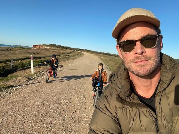 El divertido viaje de campamento de Chris Hemsworth y sus pequeños mellizos - Gente - ABC Color