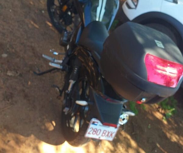 Encuentran motocicleta abandonada y con las llaves puestas