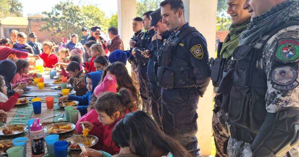 La Nación / Policías agasajan a niños del comedor comunitario “Renacer” de Franco