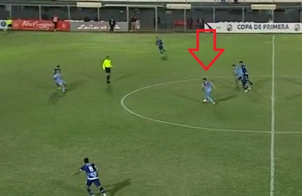 Escobar marca golazo desde el círculo central