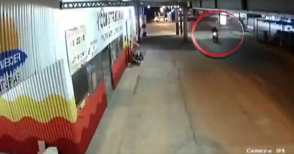 La Nación / Motochorros balean a joven para robarle su motocicleta en Ñemby