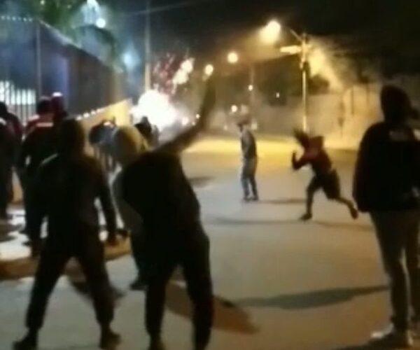 (VIDEO) ¡Sigue “el lloro” de los cerristas! Hinchas se manifestaron frente a la “olla” y terminó en un enfrentamiento con la poli