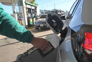 Precio del combustible podría bajar recién dentro de un mes - Economía - ABC Color