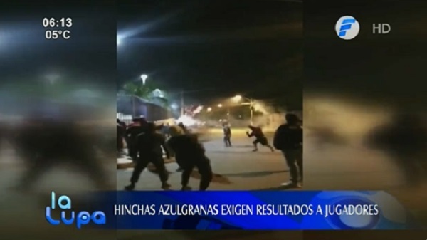 Hinchas de Cerro Porteño exigen resultados a jugadores - Paraguaype.com
