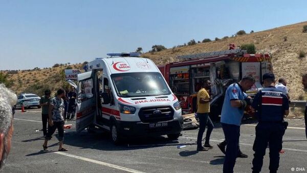 Tragedia en Turquía: bus choca con ambulancia y deja 16 muertos