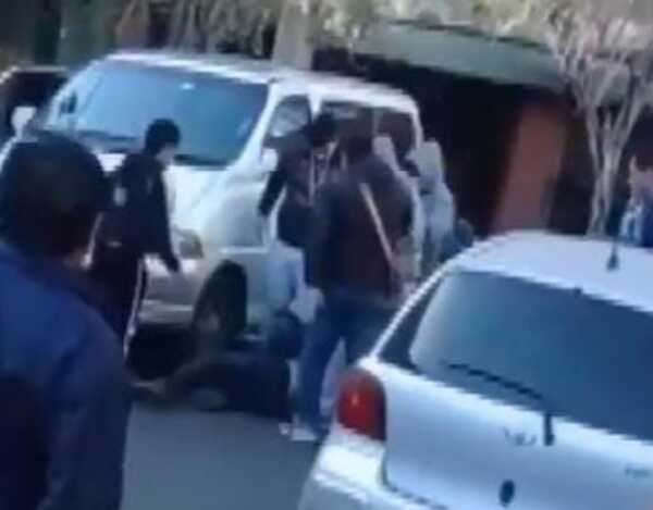 Agarraron a ladrón y a patadas le “corrigieron” en el mercado 4