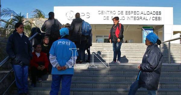 La Nación / Trabajadores de limpieza del IPS exigen mejores condiciones laborales