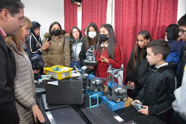 Egresó primera promoción de niños y niñas que realizaron cursos de robótica - .::Agencia IP::.