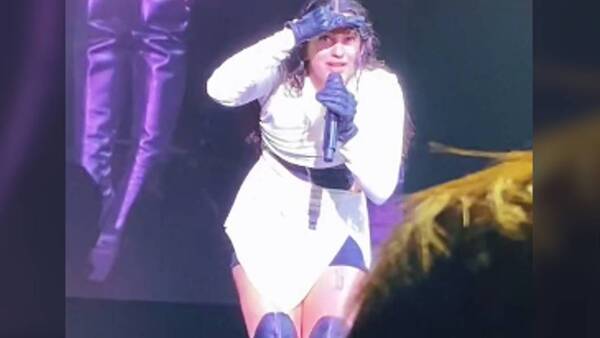 Crónica / [VIDEO] Fan le regaló su tesis a famosa cantante en pleno show