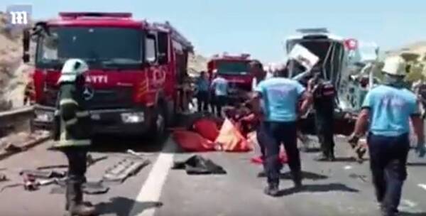 Crónica / [VIDEO] Tragedia en Turquía: entre un camión y un colectivo mataron a 32 personas
