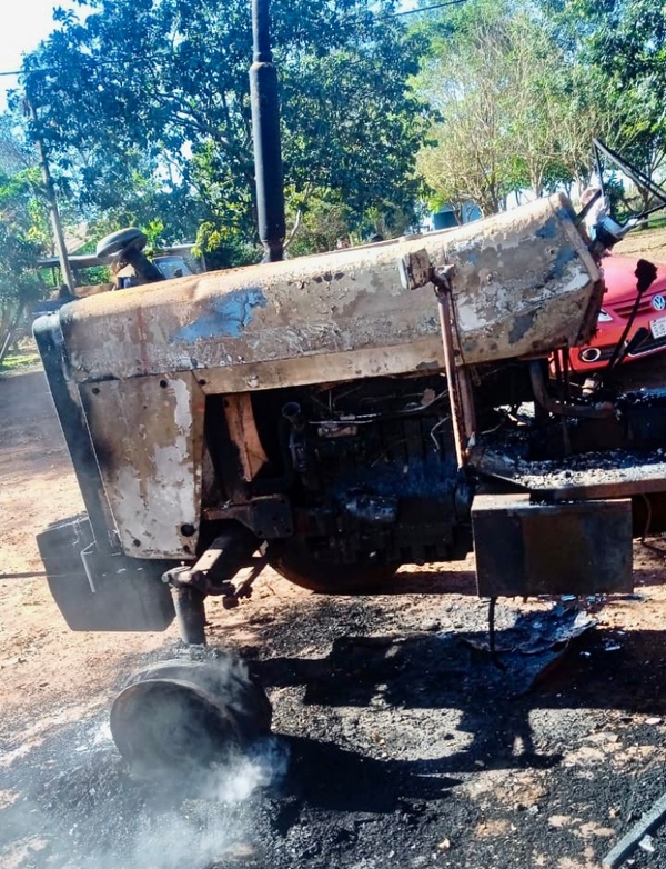 Quema de tractor y varios destrozos tras ataque a una propiedad en Alto Paraná - Megacadena — Últimas Noticias de Paraguay