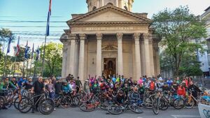 Con paseo a bicicletas, revitalizan la histórica calle Palma