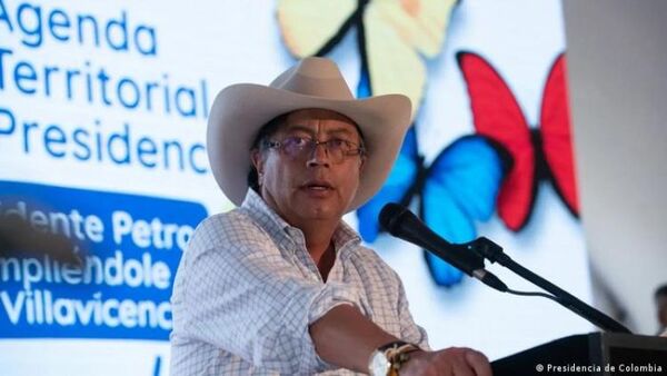 Petro suspende órdenes de captura y extradición de negociadores del ELN