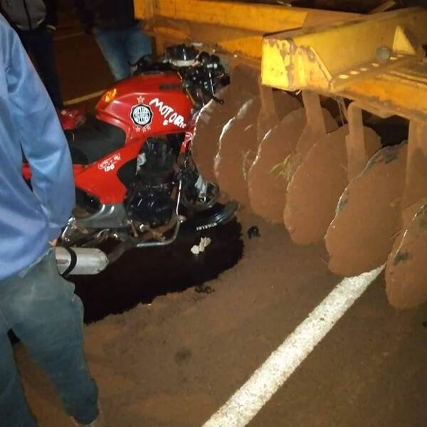 Crónica / ¡Le entró por atrás a un tractor con arado! Motoca llevado de urgencia