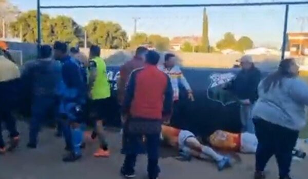 (VIDEO)Partido terminó con jugadores heridos e internados