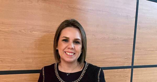 La Nación / Paraguaya egresó con honores de universidad