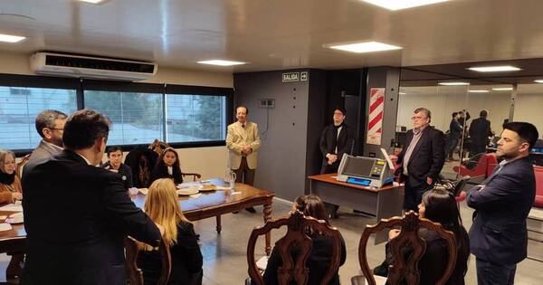 La Nación / TSJE capacita a diplomáticos en uso de máquinas de votación