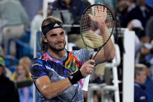Tsitsipas desmonta a Medvedev y peleará por el Masters de Cincinnati ante Coric