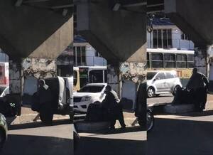 Crónica / [VIDEO] Denuncian a hombre por supuestamente dejar basura debajo de un viaducto en Asunción