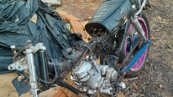Conductor de motocicleta fallece al chocar contra columna