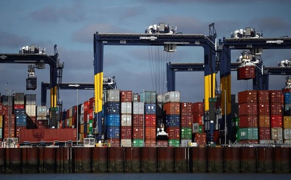 Casi 2000 funcionarios del mayor puerto de contenedores británico se declaran en huelga - Megacadena — Últimas Noticias de Paraguay