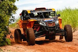 Oscar Santos (h) va por el tricampeonato en la clase UTV en el más difícil Rally Raid de esta parte del continente.