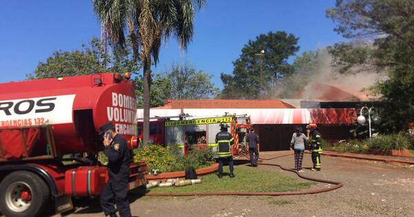 La Nación / Bomberos controlaron incendio en canal Sur TV de Encarnación