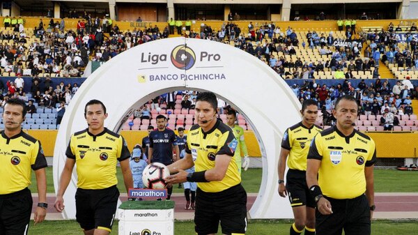 Árbitros paralizan el fútbol de Ecuador en protesta por la agresión a un juez