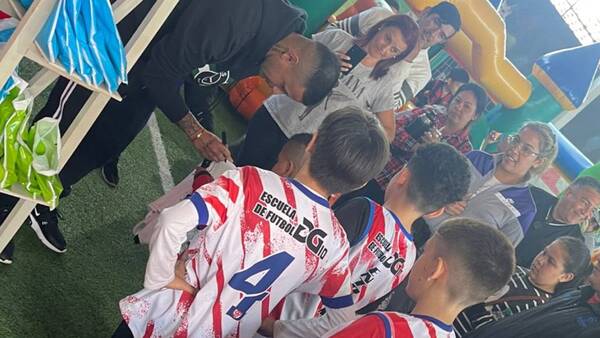 Crónica / [VIDEO] Ídolo del Olimpia llevó alegría a peques y dejó enseñanzas