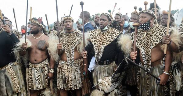 La Nación / Una multitud celebra la coronación del rey zulú de Sudáfrica