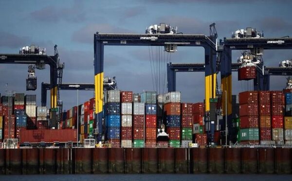 Casi 2000 funcionarios del mayor puerto de contenedores británico van a huelga