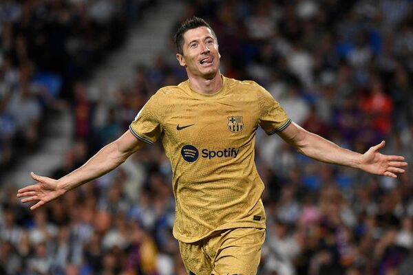 Barcelona gana con doblete de Lewandowski  en la Liga española - Fútbol - ABC Color