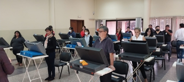 Diario HOY | Capacitan a funcionarios electorales para la divulgación del voto electrónico