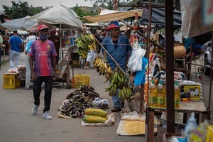 Venezolanos deben ganar unos 15 dólares diarios para la canasta básica, dice una ONG - MarketData