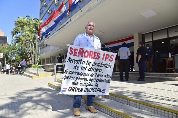 Jubilado del IPS se manifiesta pidiendo la devolución de G. 30 millones - Nacionales - ABC Color