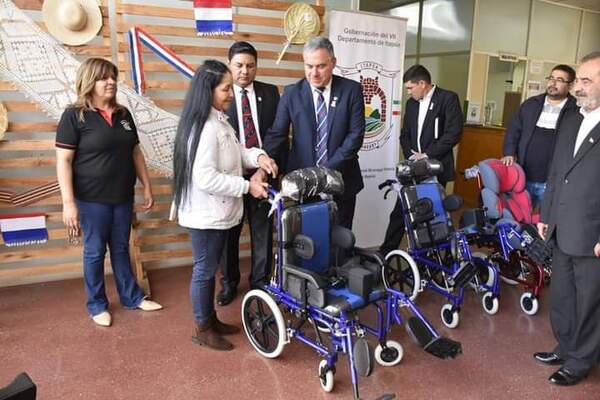Gobernación entrega sillas de relajación a menores con discapacidad de varios distritos de Itapúa