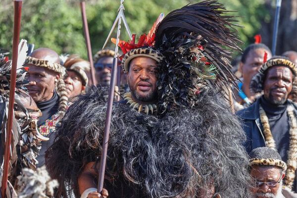 Una multitud celebra la coronación del rey zulú de Sudáfrica - Mundo - ABC Color