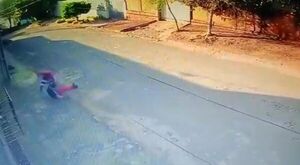 Video: solitario delincuente ataca con saña a estudiante para robarle su celular - ABC en el Este - ABC Color