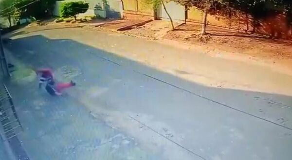 Video: solitario delincuente ataca con saña a estudiante para robarle su celular - ABC en el Este - ABC Color