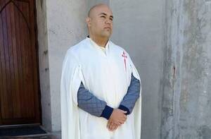 Crónica / Fue en short a una iglesia y le "vistieron" de pa'i