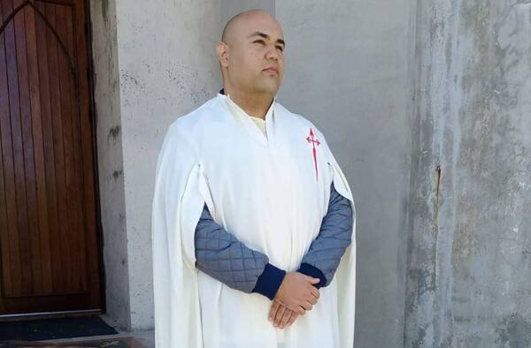 Crónica / Fue en short a una iglesia y le "vistieron" de pa'i