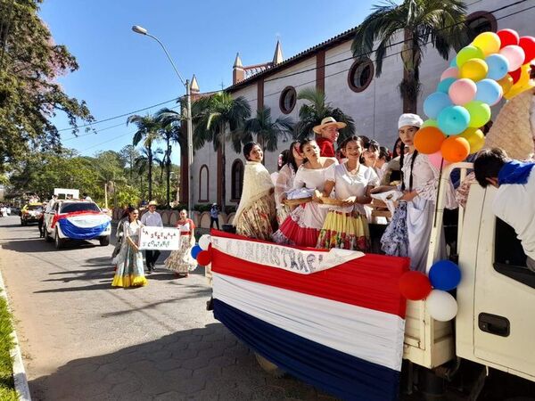 Docentes y alumnos celebran el día del folclore - Nacionales - ABC Color