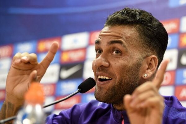 Dani Alves pasa del amor a los reproches en el fútbol mexicano