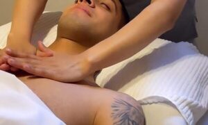 En medio del escándalo de paternidad, Luis Zarate se instala en un Spa