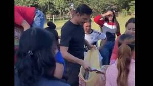 Crónica / [VIDEO] Otro pelotero llevó obsequios a niños de su pueblo natal